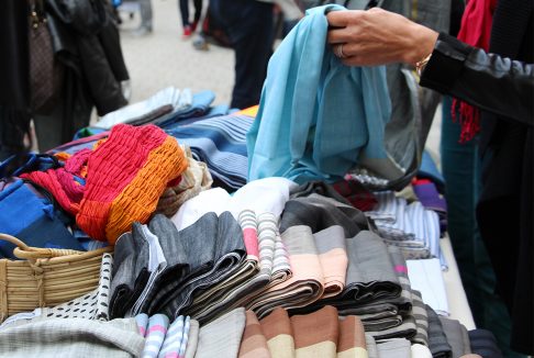 Une femme en train d'acheter une écharpe